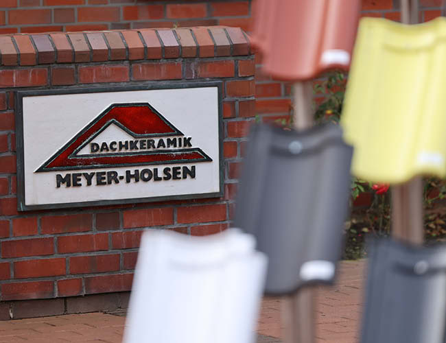 Meyer-Holsen_Unternehmen_Praegung_Hauswand_Holsen